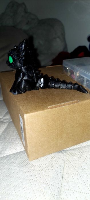 Boneco dragão com cauda articulada