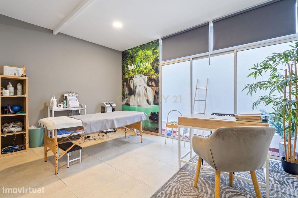 Loja Com Terraço Privativo E Potencial Para Habitação!