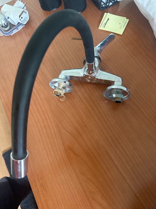 Torneira de parede flexivel