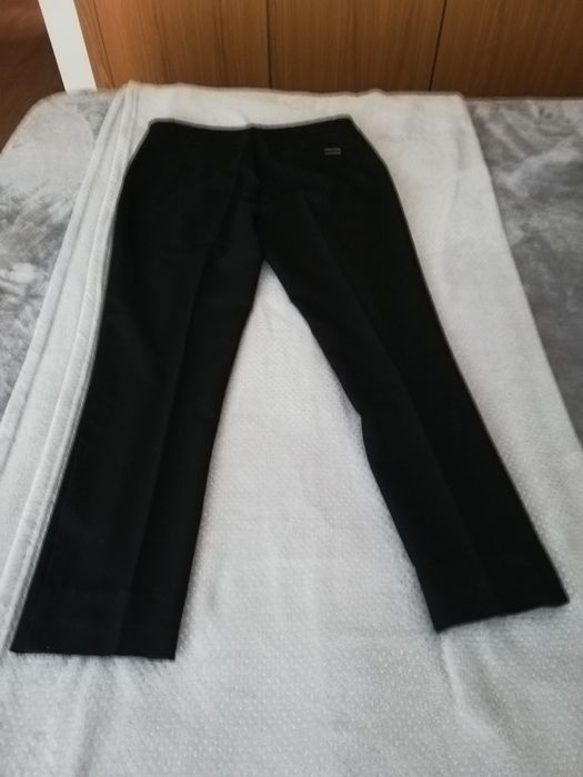 Calças pretas de senhora clássicas usadas muito poucas vezes.