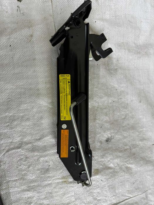 Домкрат  в комплекті Audi Кью кю q5 Q5 2008-2017 8R0011031E