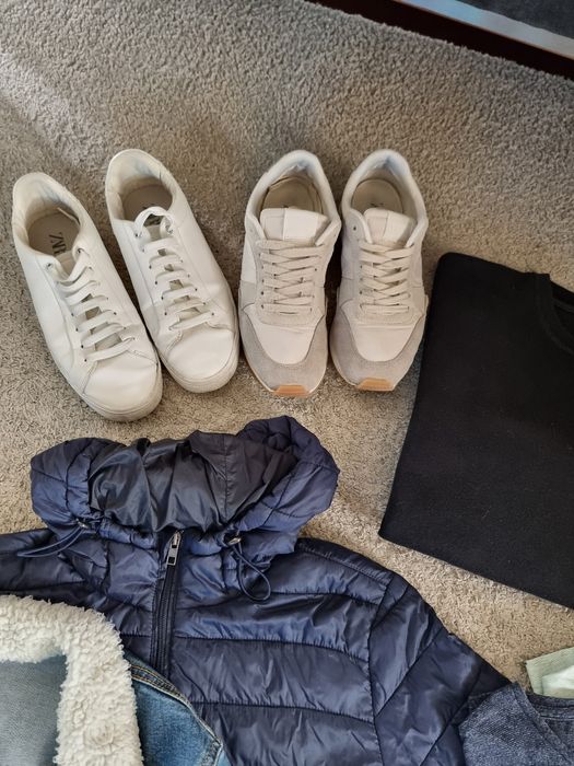 Lote de Roupa tamanho S e sapatilhas