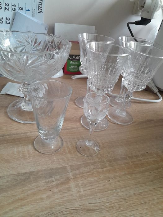 karafka z kieliszkami z drewna wazon szklany