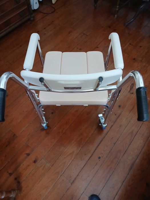 Cadeira com rodas para higiene, praticamente nova