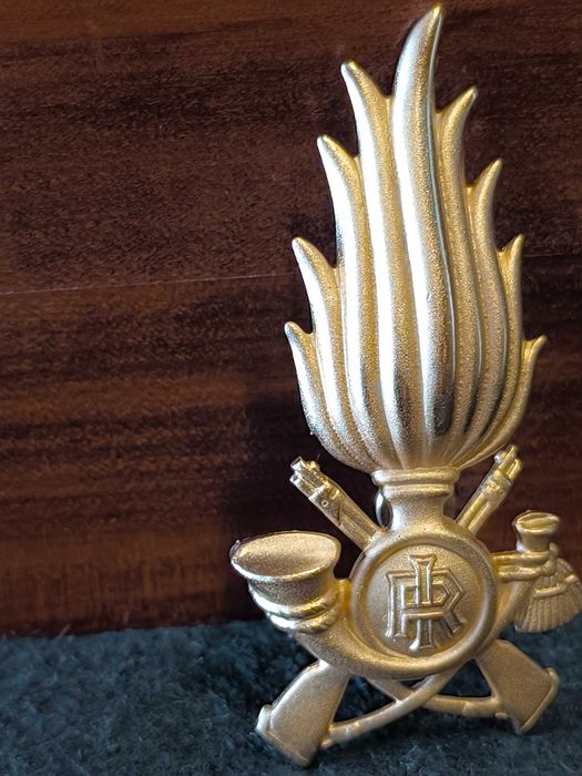 Insígnia de boné dourada para oficiais  Italianos, com design de chama e motivos militares.