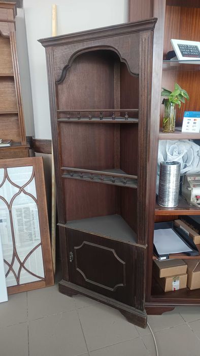 Armário de canto em madeira