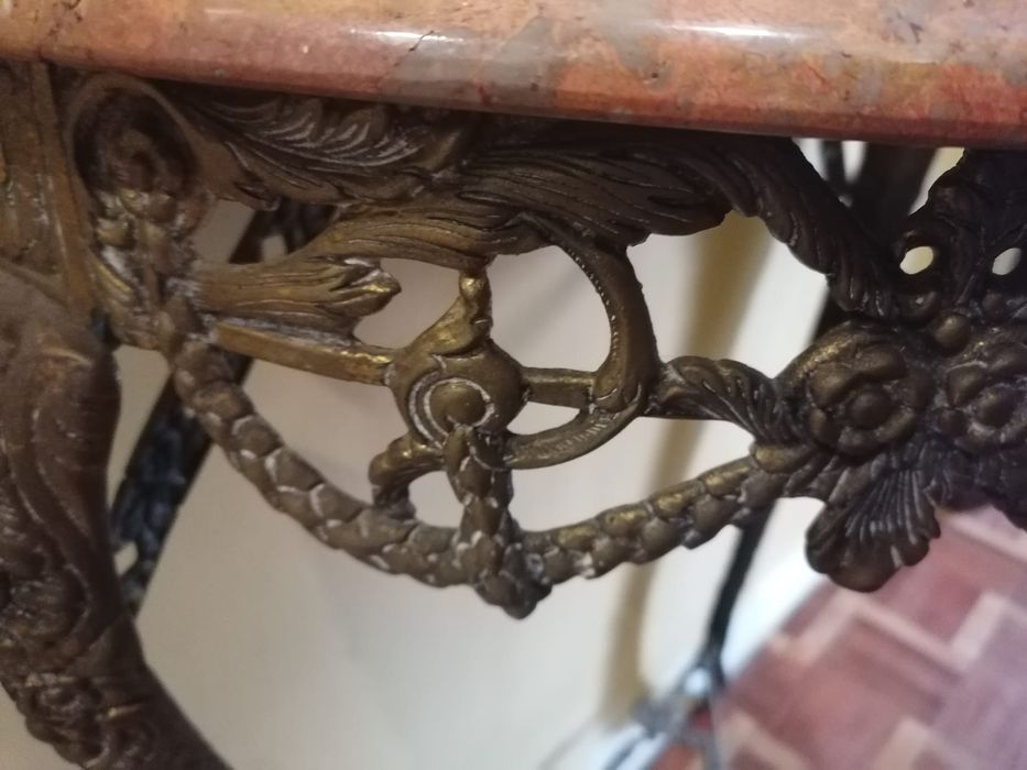 Bonita credência metal com tampo pedra mármore rosa como nova
Se encon