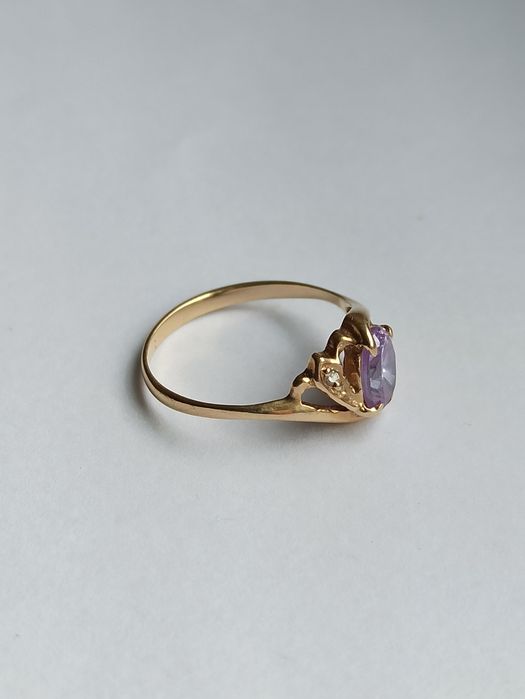 Złoty pierścionek z fioletowym oczkiem 585 pr Komunia