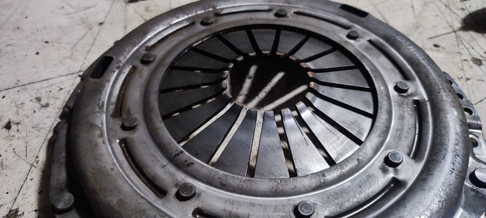 Диск с корзиной сцепления на Шаран 2.0 дизель 2007 г.