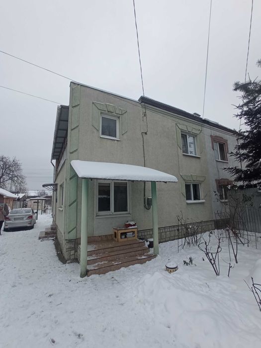 Продаеться 2-х поверховий напівособняк по вул.Карпатської України