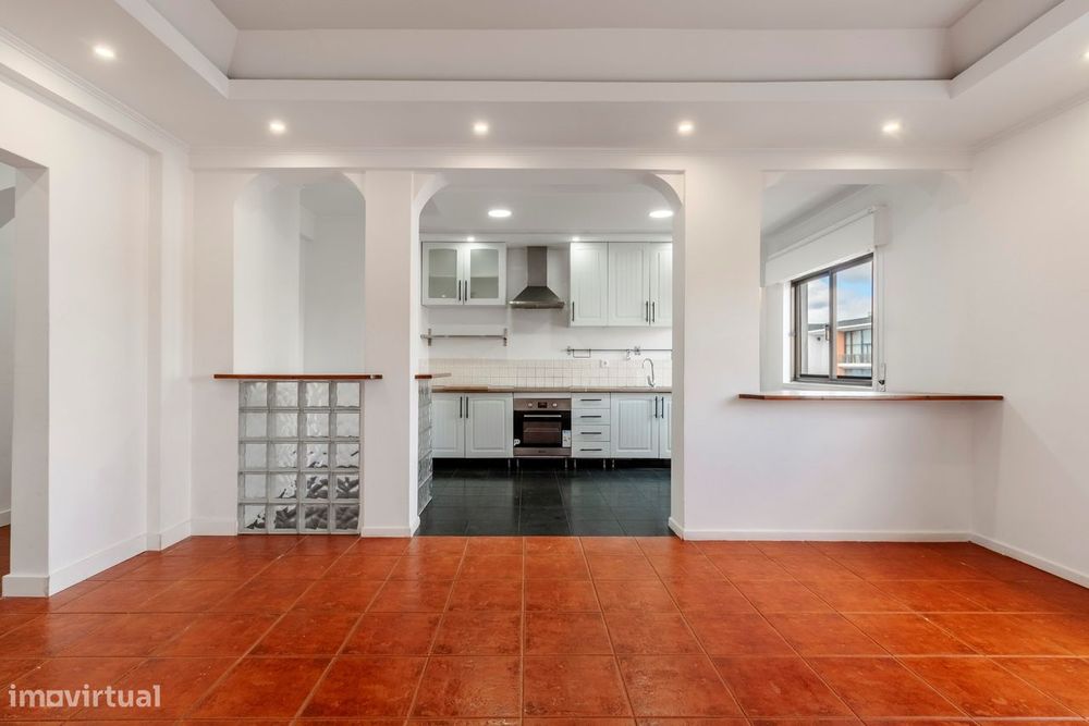 Apartamento T2 c/ Varanda em Agualva, Sintra