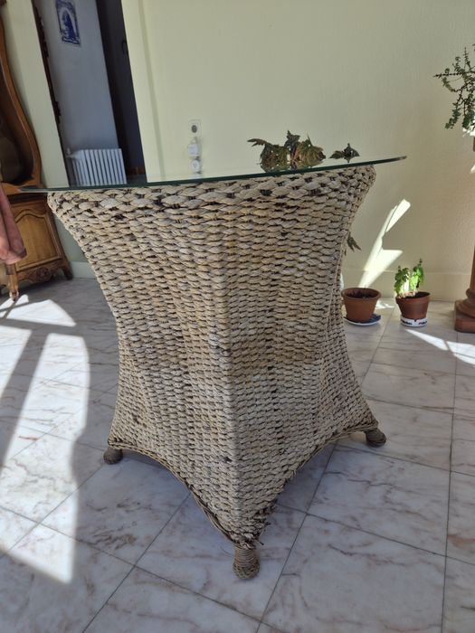 Mesa de vime e vidro