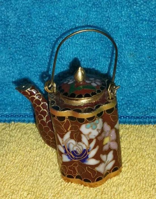 Bule em miniatura decorativo 
feito com a técnica de esmalte cloisonné