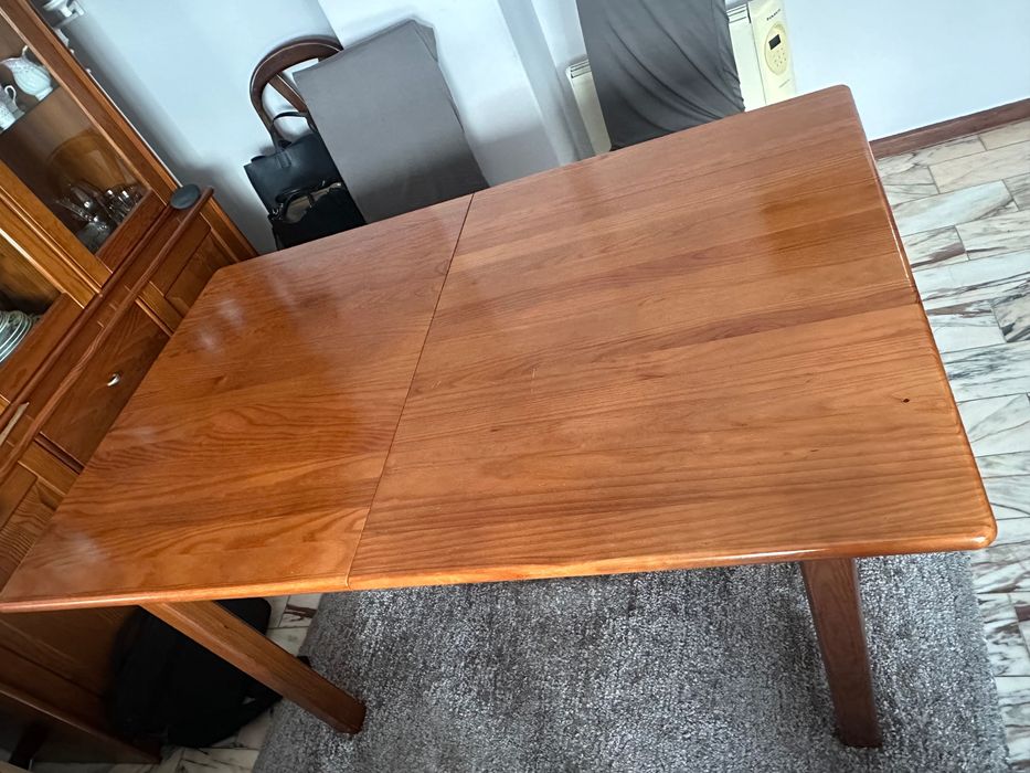 Mesa extensível de jantar em madeira pinho
