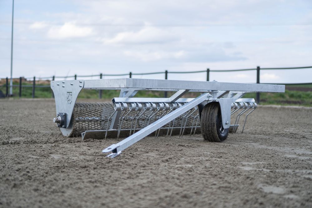 Równiarka do podłoża jeździeckiego dla koni brona do maneży równarka