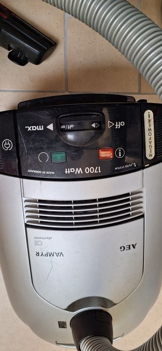 Aspirador  de saco vampyr AEG em ótimo estado