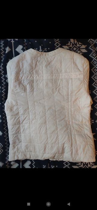 Biała kurtka pikowana