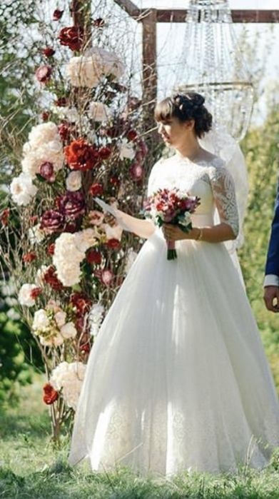 Весільна сукня не вінчана , фата в подарунок