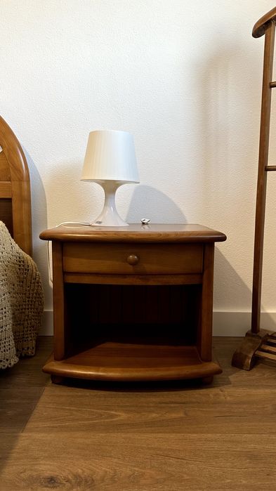 Mesa de Cabeceira em Madeira Maciça – Excelente Estado