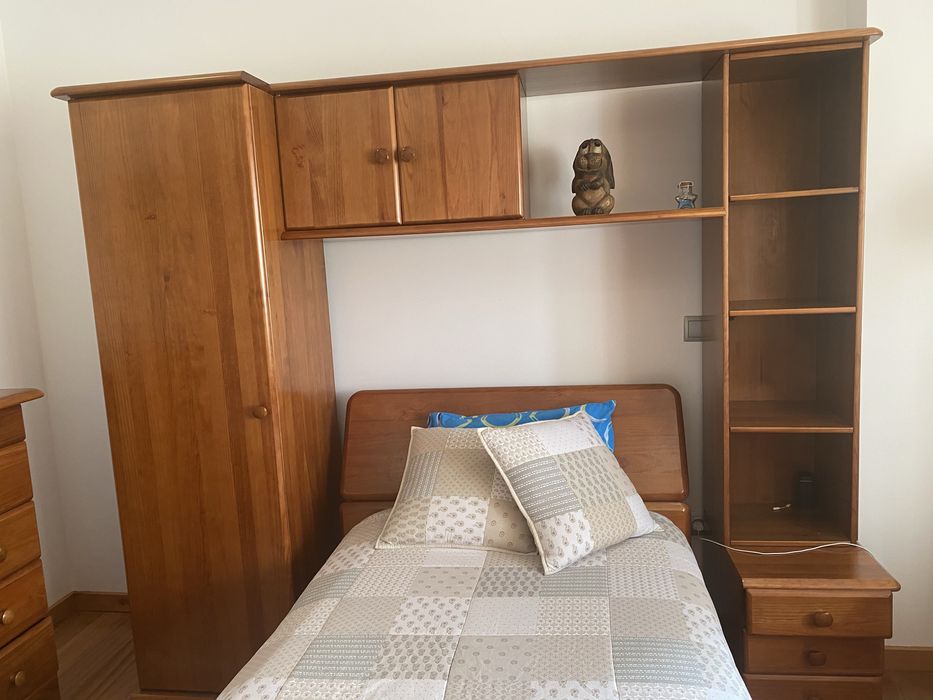 Quarto estudio cama com gavetas, roupeiro e cómoda