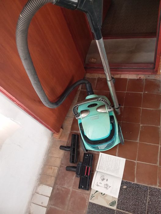 Пылесос с водяным фильтром Cameron.