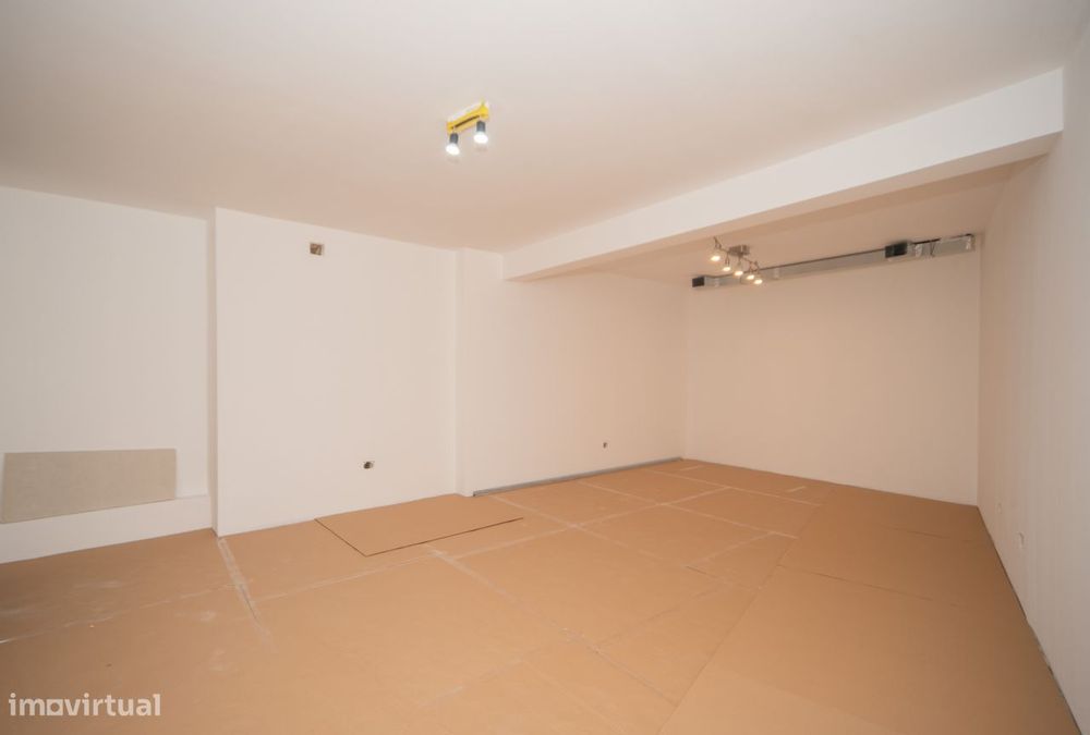 Apartamento T2+1 com cave e espaços adicionais na Tv. Nazaré, Lisboa
