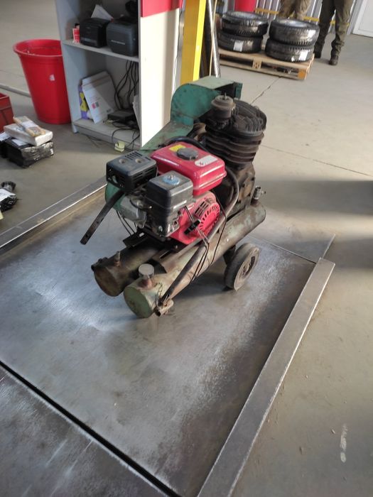 Продам бензиновый компрессор со-7б