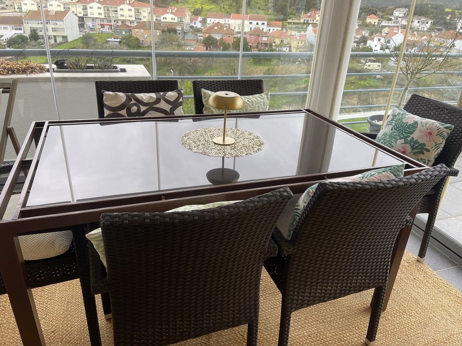 Mesa de ferro/vidro com 6 cadeiras