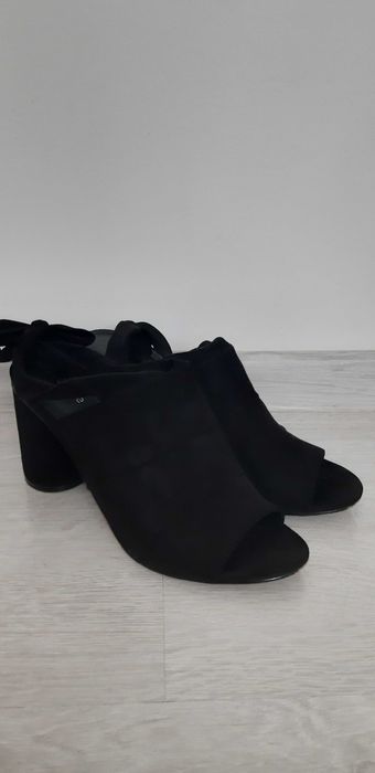 Sandały czarne na słupku