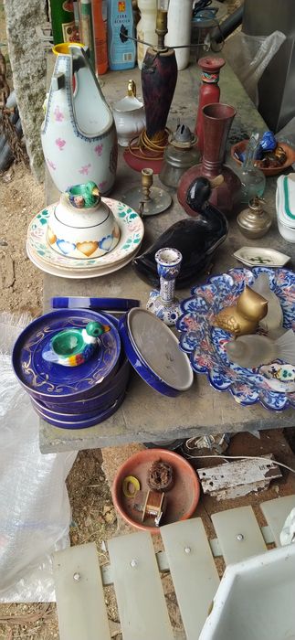 Pequenos objetos de loiça antiga