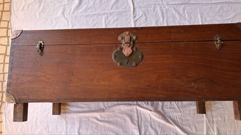 Baú em madeira maciça