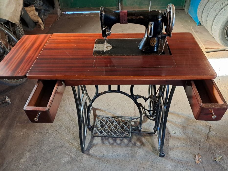 Стіл швейний з машинкою