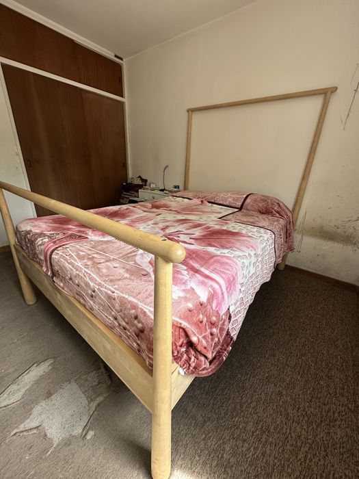 Cama de casal 2x1,50m com colchão