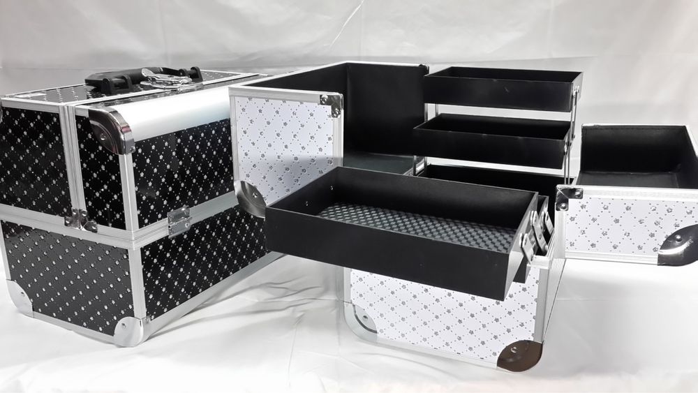 Чемодан мастера для маникюра, визажиста и парикмахера