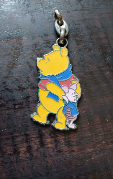 brelok metalowy, zawieszka Kubuś Puchatek i Prosiaczek disney sedesma