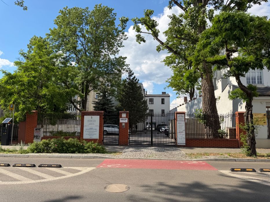 Przestronna kawalerka z ogródkiem i miejscem parkingowym- centrum , ale cicho!