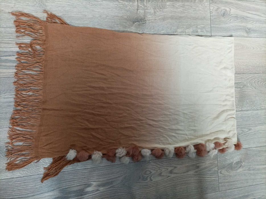 Szal brązowo-kremowy z pomponami