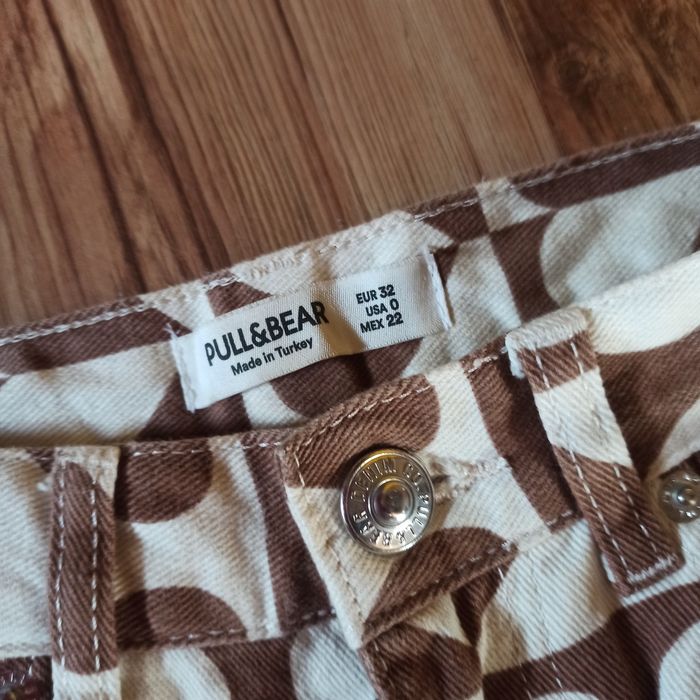 Spodnie jeansowe z prostymi nogawkami. Pull& Bear.