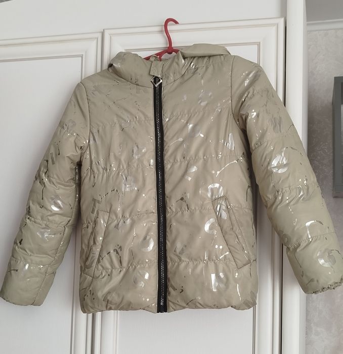 Куртка на дівчинку.