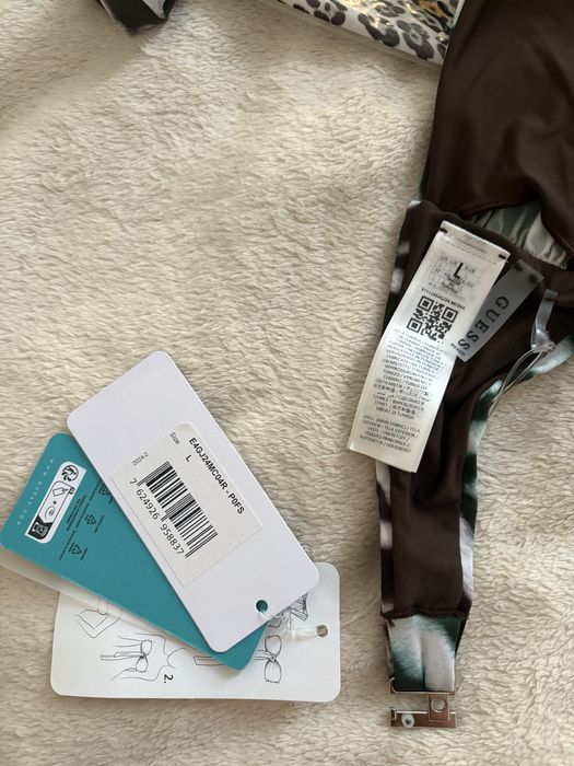 Gora stroju kąpielowego Guess