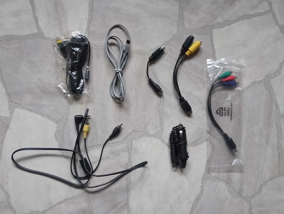 Кабелі, адаптери для телефонів, шнури USB і інше.