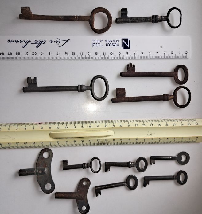 Старовинні ключі до меблів