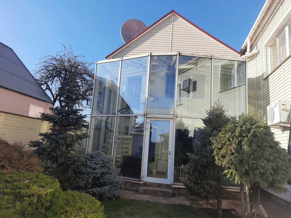 Будинок 256м² з критим басейном, сауною та зимовим садом
