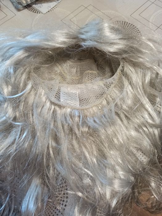 Długa peruka dla białej damy