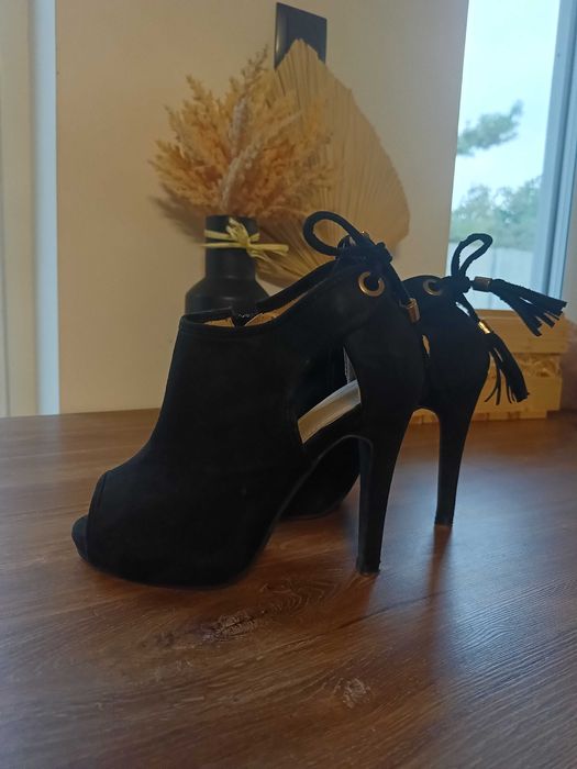 Buty czarne na obcasie 36/37