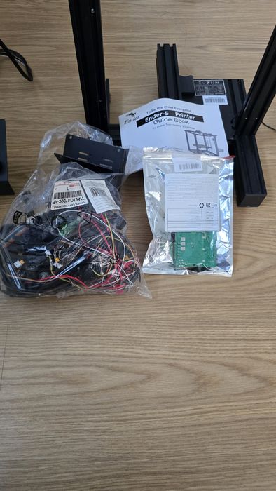 3D Ender 5 Melhorada + Extras impress
Ecrã LCD original Creality
Guias e movimento suaves
Funcionamento muito mais silencioso que as versões originais