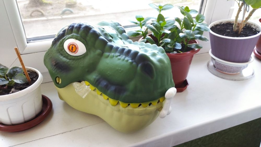 Продам голову динозавра з динозаврами