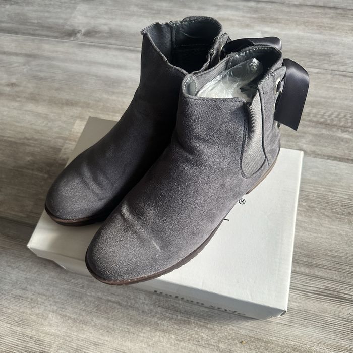 Zamszowe botki na płaskiej podeszwie z wiązaniem z tyłu - rozmiar 37