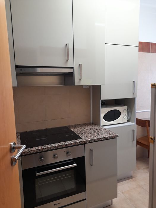 Arrenda-se quarto em Lisboa  para estudante, perto do Instituto  Superior Tecnico e do Metro, junto á rotunda das Olaias