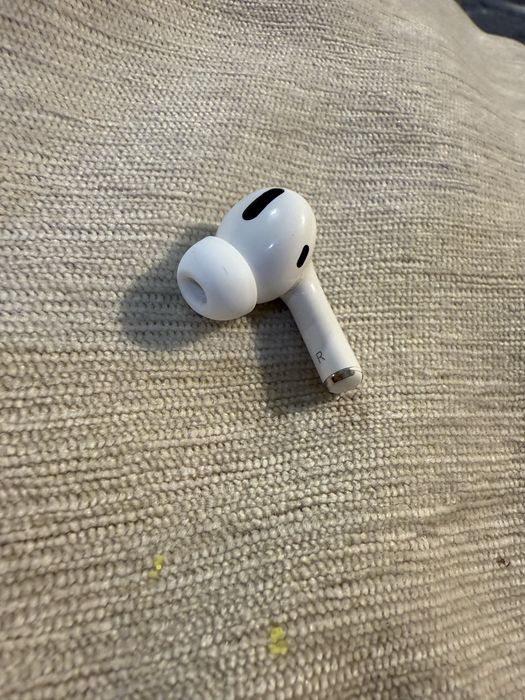 Продам один правий навушник airpods pro 1 a2083